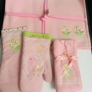 New
Beautiful 
Pink Easter Set
4 placemats
2 Gloves
4 napkins